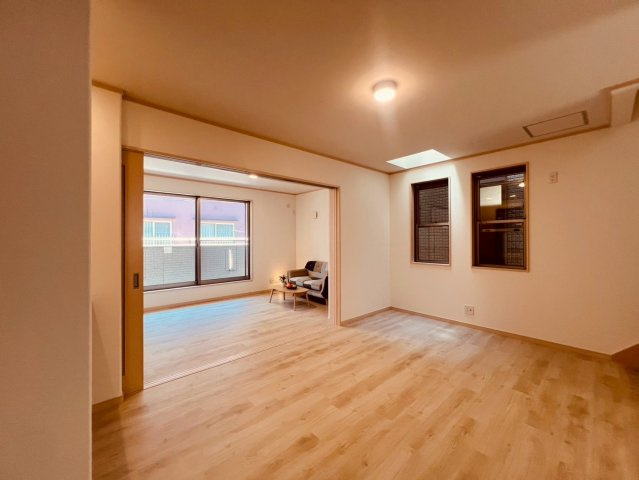 【居間・リビング】 | 板橋区栄町　中古戸建て | 豊かな光が照らすこの場所で家族の記憶が紡がれていきます
