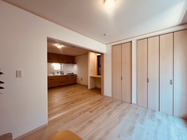 【居間・リビング】 | 板橋区栄町　中古戸建て | シーンに応じて自由に使い分けられますLDKと洋室です