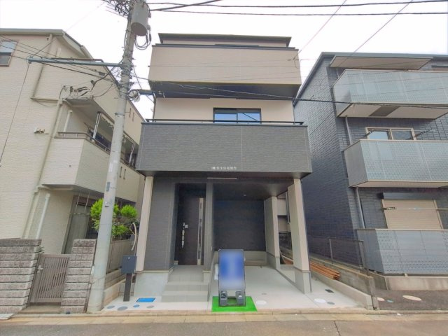 富士見市大字鶴馬の新築一戸建の外観|徒歩3分圏内にスーパーやコンビニ、ドラッグストアなど生活施設が充実し生活利便性の高い立地です。