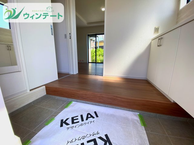 土浦市上高津2期　新築戸建て　3号棟の玄関|明るく開放感のある玄関ホール。帰宅時にほっとする落ち着いた雰囲気が魅力です。