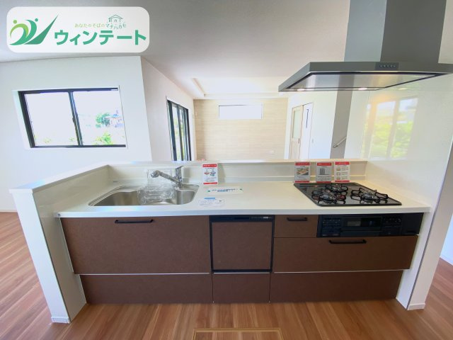 土浦市上高津2期　新築戸建て　3号棟のキッチン|家族と会話を楽しみながら料理ができる対面式キッチン。お子様の様子も見渡せて安心です。