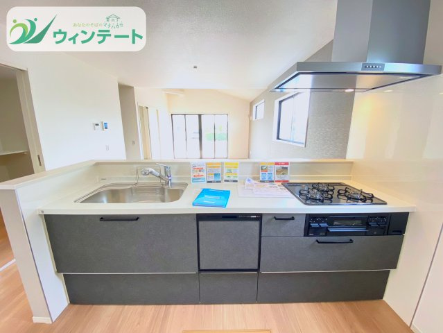 土浦市烏山7期　新築戸建て　1号棟のキッチン|キッチンからリビングが見える開放的な空間設計。料理をしながら家族とのコミュニケーションが楽しめます。
