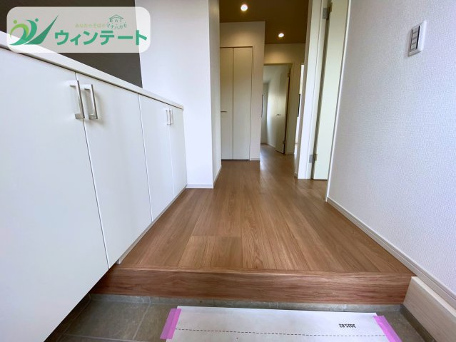 土浦市烏山7期　新築戸建て　1号棟の玄関|シンプルで洗練された玄関デザイン。毎日の出入りが心地よく感じられる空間です。