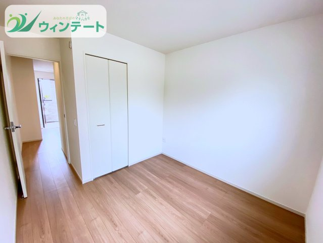 土浦市烏山7期　新築戸建て　1号棟の洋室|全室にしっかり採光を確保した明るい洋室。収納スペースもあり、家族それぞれのプライベート空間として快適に過ごせます。