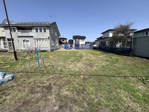 ＼開放感あふれる幅員10mの前面道路！理想のマイホームを自由に叶える土地／