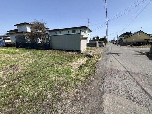 ＼開放感あふれる幅員10mの前面道路！理想のマイホームを自由に叶える土地／の前面道路含む現地写真|前面道路の幅員は10.0ｍあり、圧迫感のない区画エリアです。