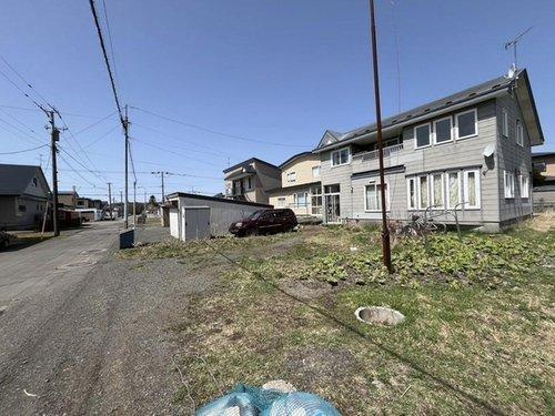 ＼開放感あふれる幅員10mの前面道路！理想のマイホームを自由に叶える土地／の前面道路含む現地写真|建築設計がしやすい整形地につき、間取の柔軟性が高まります。