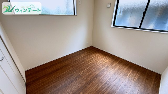 第1土浦市木田余東台5丁目　新築戸建の洋室|洋室は窓があり、明るく開放的な印象。収納も備えた便利な空間で、使い勝手の良い設計です。