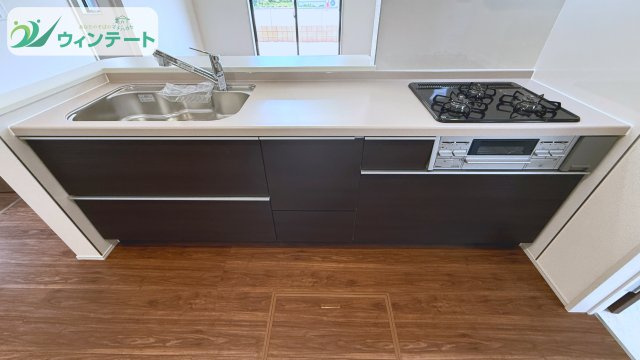 第1土浦市木田余東台5丁目　新築戸建のキッチン|ママに嬉しい対面式キッチン。お料理中もリビングのお子様を見守れて安心。食洗機付きで後片付けもラクラク！