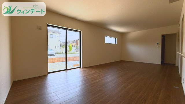 第1土浦市木田余東台5丁目　新築戸建の居間・リビング|ナチュラルカラーで統一された落ち着いたLDK。対面キッチンで家族との距離がぐっと近づきます。