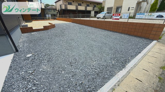 第1土浦市木田余東台5丁目　新築戸建の駐車場|ゆとりの駐車スペース3台は、ゲストへの受け入れもスムーズ。休日の洗車も快適。