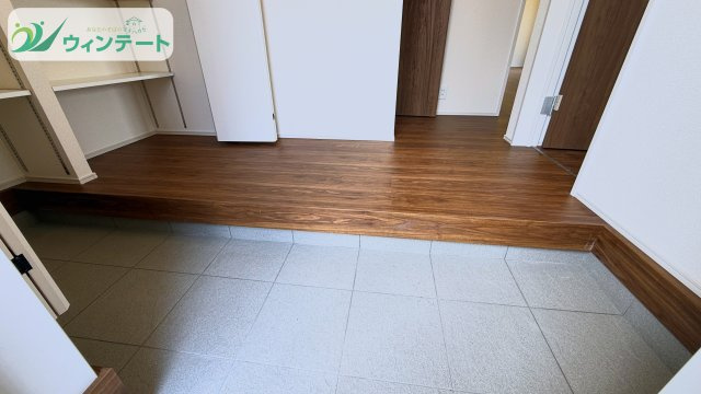 第1土浦市木田余東台5丁目　新築戸建の玄関|シンプルで洗練された玄関デザイン。毎日の出入りが心地よく感じられる空間です。