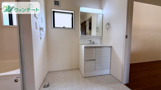 第1土浦市木田余東台5丁目　新築戸建の独立洗面台|収納たっぷりの洗面化粧台。洗面用品やストック品もすっきり片付けられる実用的な空間です。