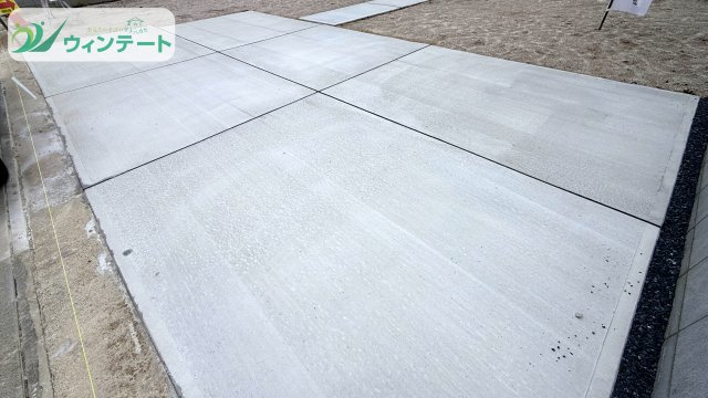 土浦市木田余1期　新築戸建　3号棟の駐車場|並列駐車ができるゆとりのカースペース。車の出し入れもラクラクで日常使いに便利です。