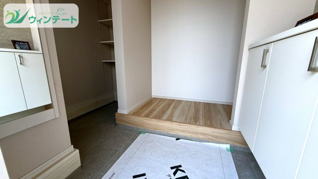 土浦市木田余西台3期　新築戸建の玄関|ナチュラルな木目とタイルが調和する温かみのある玄関アプローチ。心地よい第一印象をつくる上質なデザインです。