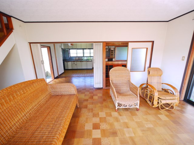 山武市本須賀　中古戸建の居間・リビング|敷地約118坪菜園が可能２LDK リビング約22帖2F和室10帖+和室8帖 本須賀海岸徒歩約7分 