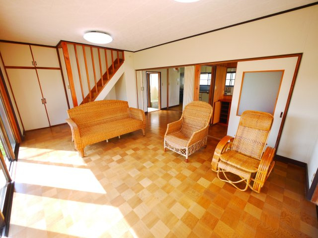 山武市本須賀　中古戸建の居間・リビング|敷地約118坪菜園が可能２LDK リビング約22帖2F和室10帖+和室8帖 本須賀海岸徒歩約7分 