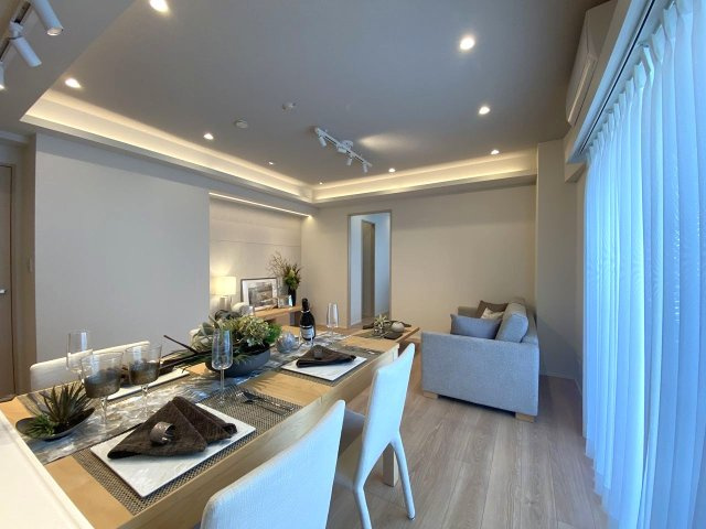ロワール北千住の居間・リビング|リビング
足元から優しく部屋全体を温める「電気式床暖房」を新規設置！温風が出ないため空気が乾燥しにくく、冬場も家族みんなでポカポカ暖かく快適に過ごせます。
