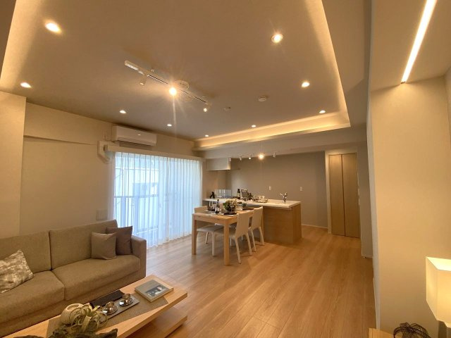 ロワール北千住の居間・リビング|リビング
角部屋ならではの素晴らしい採光と風通しが魅力。新規設置のエアコンや洗練された照明計画により、引っ越し初日から快適でハイグレードな暮らしが始まります