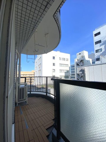 ロワール北千住のバルコニー|バルコニー
3ヶ所にバルコニーを配置した通風・採光に優れた角部屋設計！洗濯物をたっぷり干せるだけでなく、ちょっとした気分転換や外気浴を楽しむ心地よい場所に