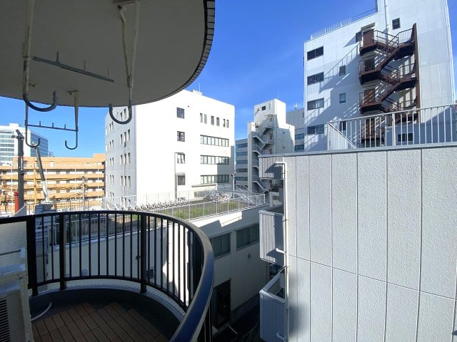 ロワール北千住の展望|眺望
5階部分・角住戸ならではの解放感あふれる眺望！前面を遮る建物が少なく、爽やかな風と陽光を感じながら、毎日を気持ちよく爽やかに過ごすことができます。