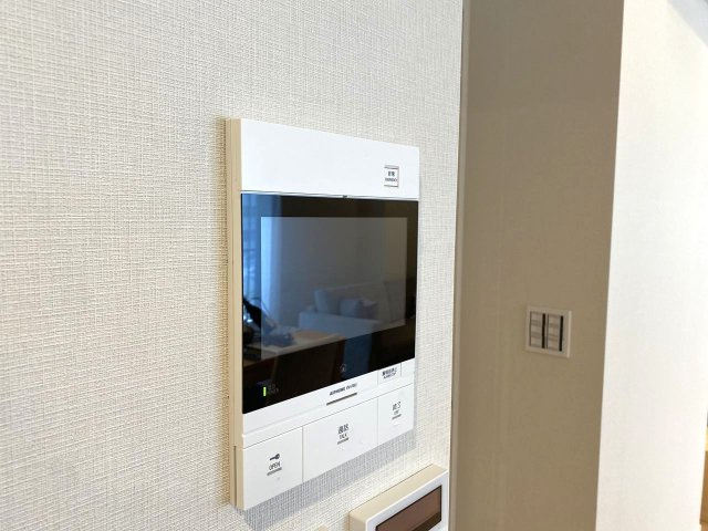 ロワール北千住のセキュリティ|TVモニター付きインターフォン
室内から来訪者の顔を一目で確認できる「TVモニター付きインターホン」完備！オートロックと合わせて高い防犯性を誇り、留守番時や一人暮らしにも心強い安心設備です。