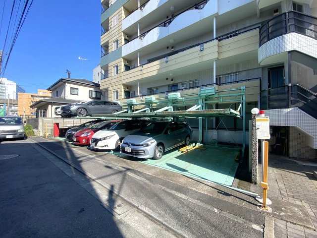 ロワール北千住の駐車場|駐車場
マンションでは大変希少な「平置き駐車場専用使用権付き」！出庫の待ち時間がなく、大型車や荷物の出し入れ、休日のお出かけもスムーズで非常に便利です。