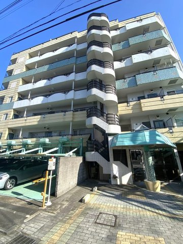ロワール北千住の外観|外観
落ち着いた街並みに調和する、洗練された外観デザインの分譲マンション。共用部の清掃や維持管理が行き届いており、周辺の買い物環境や交通アクセスも整った暮らしやすい立地です。