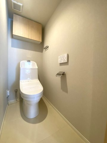 ロワール北千住のトイレ|トイレ新規交換
温水洗浄機能付きトイレへ新規交換済み！衛生的な最新設備とお手入れしやすい清潔な内装で、毎日気持ちよくご使用いただけます。上部には便利な収納棚も配置。
