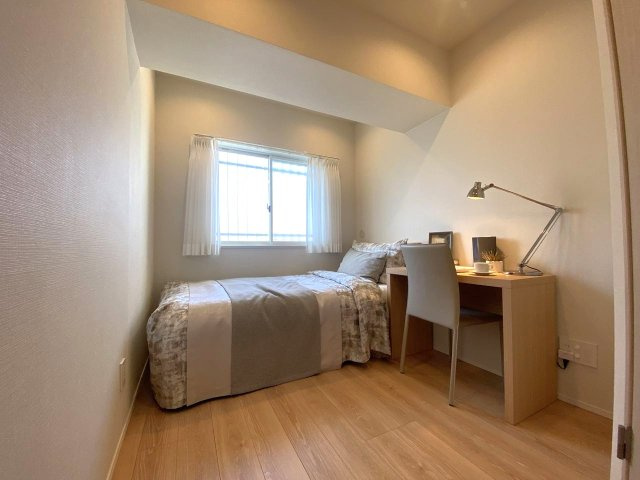 ロワール北千住の子供部屋|洋室
間取り図左上に位置する洋室。独立性が高く落ち着いた環境で、お子様のお部屋やリモートワークの書斎に最適！ウォークインクローゼット付きで室内もすっきり保てます。