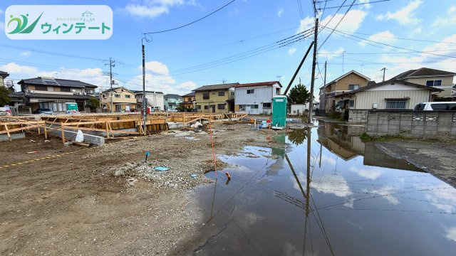 土浦市小松第7　新築戸建の前面道路含む現地写真|現地では建築工事が着々と進んでいます。基礎部分からも敷地の広さが感じられ、開放感あふれる区画。