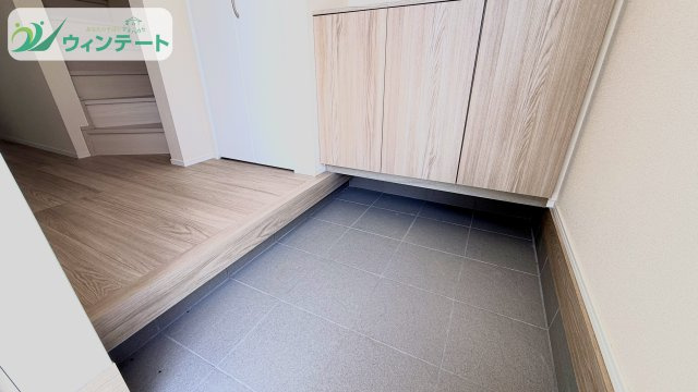 土浦市下高津3丁目347番の玄関|ナチュラルな木目とタイルが調和する温かみのある玄関アプローチ。心地よい第一印象をつくる上質なデザインです。