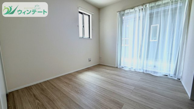 土浦市下高津3丁目347番の洋室|洋室は窓があり、明るく開放的な印象。収納も備えた便利な空間で、使い勝手の良い設計です。
