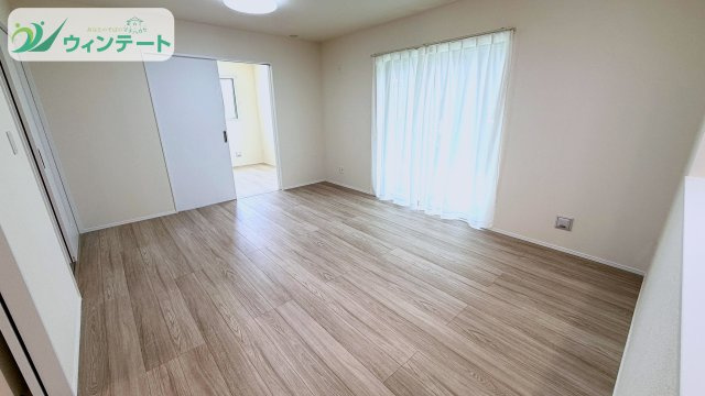 土浦市下高津3丁目347番の居間・リビング|生活動線に優れたLDK。キッチン・ダイニング・リビングが一体となり、家事のしやすい空間設計です。