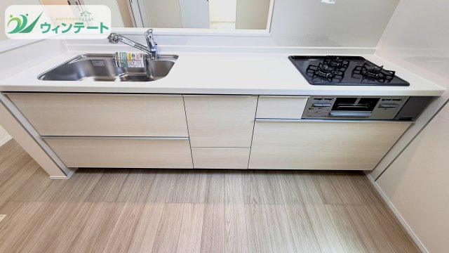 土浦市下高津3丁目347番のキッチン|キッチンからリビングが見える開放的な空間設計。料理をしながら家族とのコミュニケーションが楽しめます。