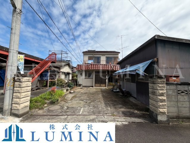 甲府市伊勢四丁目　中古戸建の前面道路含む現地写真
