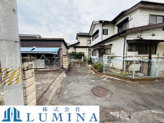 甲府市伊勢四丁目　中古戸建の前面道路含む現地写真