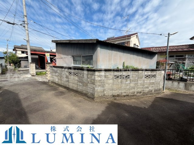 甲府市伊勢四丁目　中古戸建の前面道路含む現地写真
