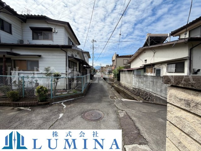 甲府市伊勢四丁目　中古戸建の前面道路含む現地写真