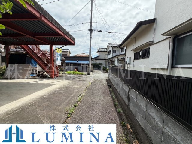 甲府市伊勢四丁目　中古戸建の前面道路含む現地写真