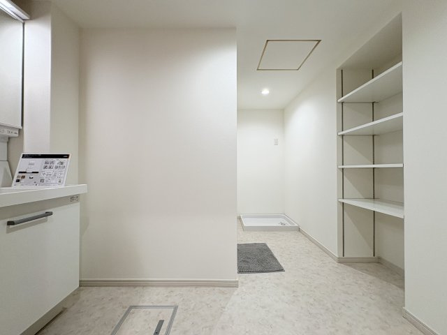 久岐の浜シーサイドファイラム２１　５街区４号棟の脱衣所|脱衣所には可動棚を備え、タオルや洗剤などをすっきり収納できます。
