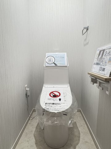 久岐の浜シーサイドファイラム２１　５街区４号棟のトイレ|温水洗浄便座付きのトイレです。汚れてもサッとひと拭きでお手入れ簡単。節水仕様でしっかり洗浄できます。環境にやさしく、しかも経済的です。