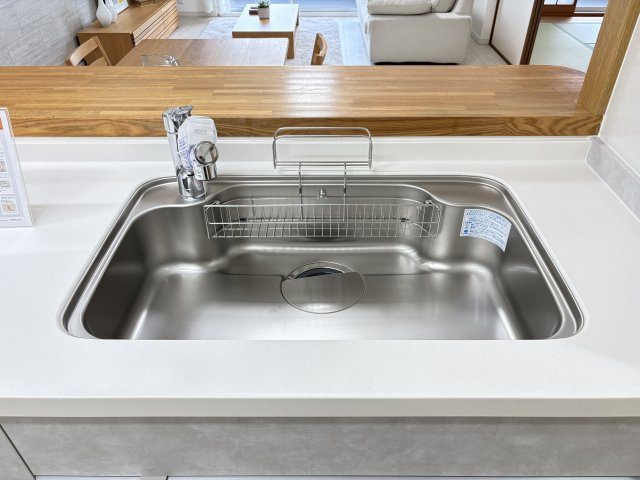 久岐の浜シーサイドファイラム２１　５街区４号棟のキッチン|毎日の暮らしを快適にする、浄水器一体型の便利な水栓付きです