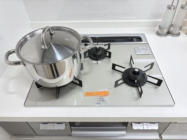久岐の浜シーサイドファイラム２１　５街区４号棟のキッチン|火力調整がしやすいガスコンロで、お料理も快適です。
