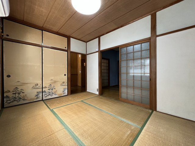 貝塚市久保1丁目　中古戸建の和室|【1階和室6帖】
玄関に近く、来客時にも便利な和室です。