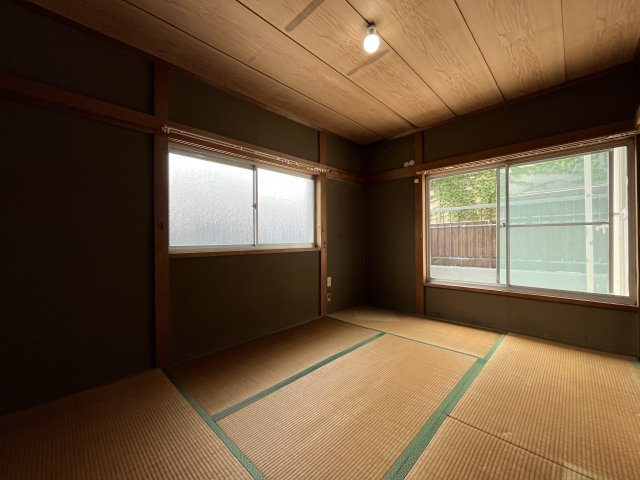 貝塚市久保1丁目　中古戸建の和室|【2階和室6帖】
押入のあるゆったりとした和室です。
ベランダにも出られます。