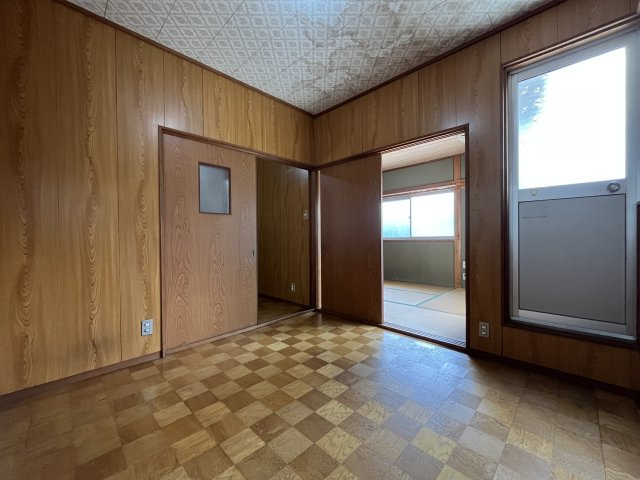 貝塚市久保1丁目　中古戸建の洋室|【洋室6帖】
ゆったりした洋室です。バルコニーにも出られます。