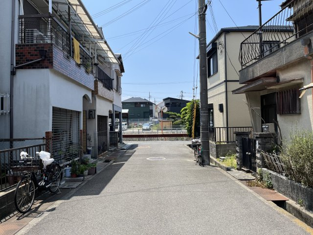 貝塚市久保1丁目　中古戸建の前面道路含む現地写真|前面道路含む現地写真です。