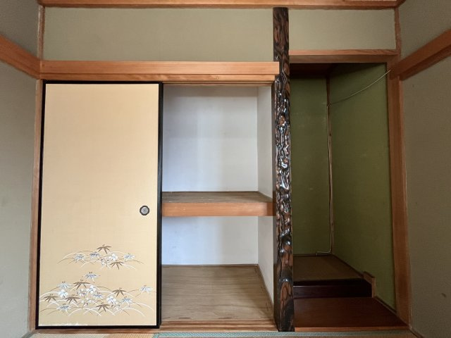 貝塚市久保1丁目　中古戸建の収納|たっぷりとした収納スペースです。
【2階和室6帖】