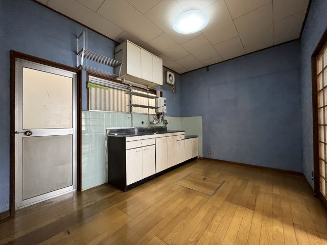 貝塚市久保1丁目　中古戸建のキッチン|スッキリとしたダイニングキッチンです。
和室と隣接しており戸を開けると広々くつろげる空間になります。